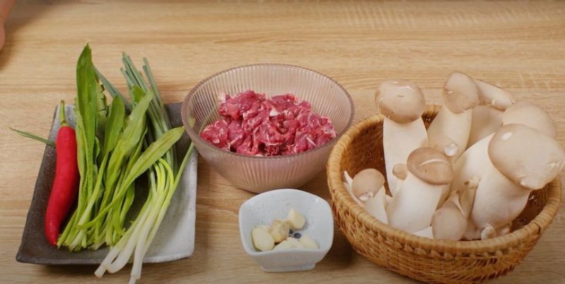 Sơ chế nguyên liệu làm thịt bò xào nấm đùi gà