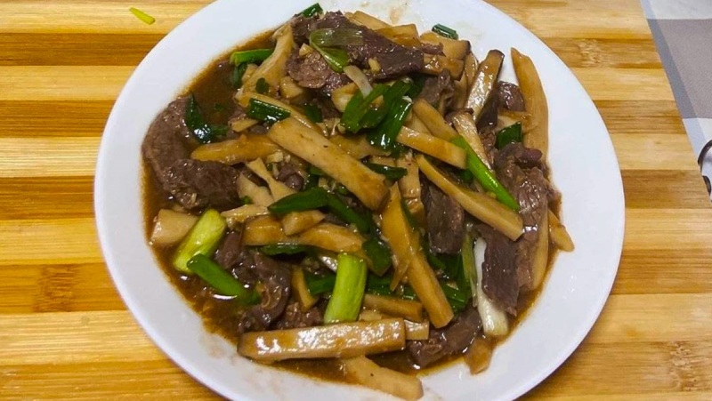 Thành phẩm món thịt bò xào nấm đùi gà