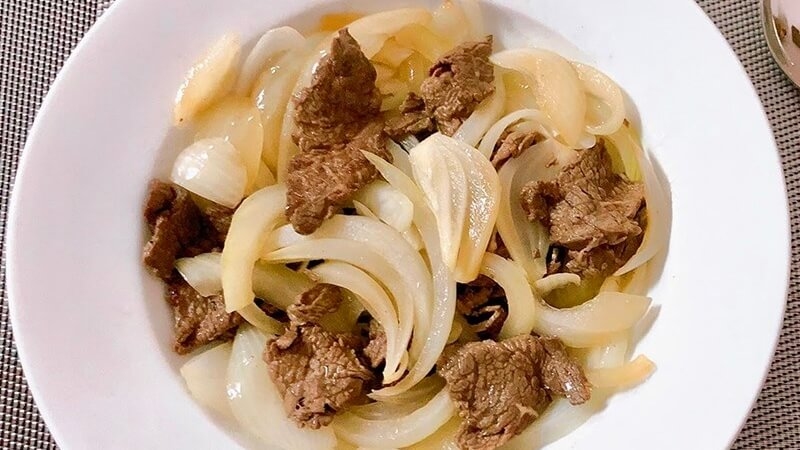 Thịt bò xào hành tây đơn giản dễ làm với mùi thơm quyến rũ của hành tây