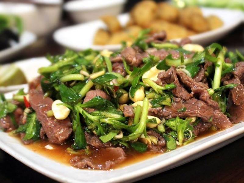 Thịt bò kết hợp với rau ngổ tạo nên món ăn lạ miệng