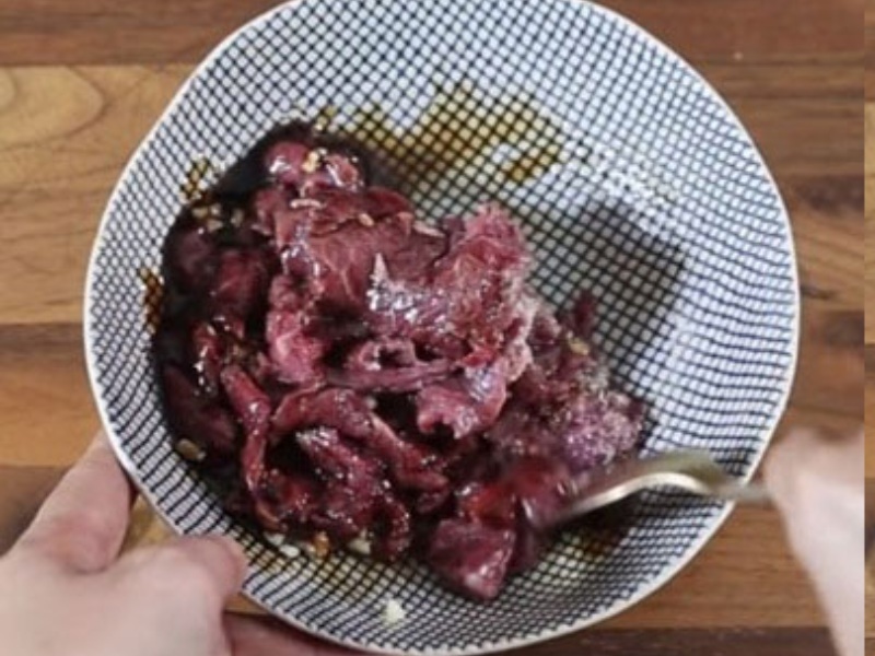 Công đoạn ướp gia vị cho thịt bò