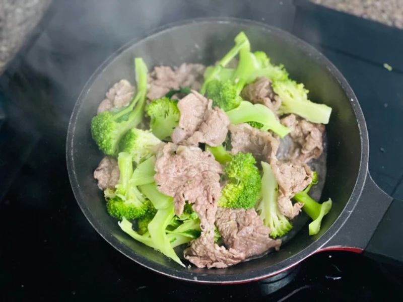 Tiến hành xào thịt bò với súp lơ