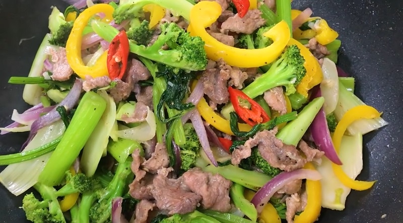 cách làm bò xào thập cẩm với rau củ chuẩn ngon
