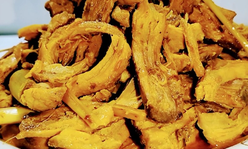 Hoàn thành món thịt dê chay kho thơm ngon
