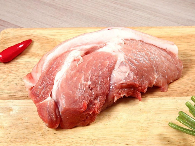 Miếng thịt heo tươi có màu hồng