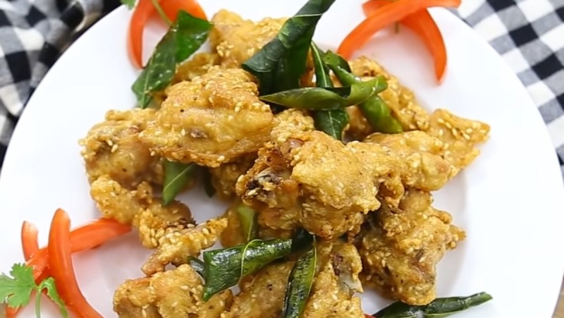 Gà chiên vừng với hương thơm béo ngậy của mè rang