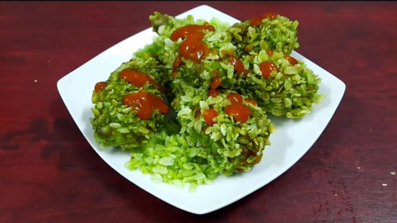 Gà chiên cốm là món ăn lạ miệng, bắt mắt với lớp vỏ xanh lá