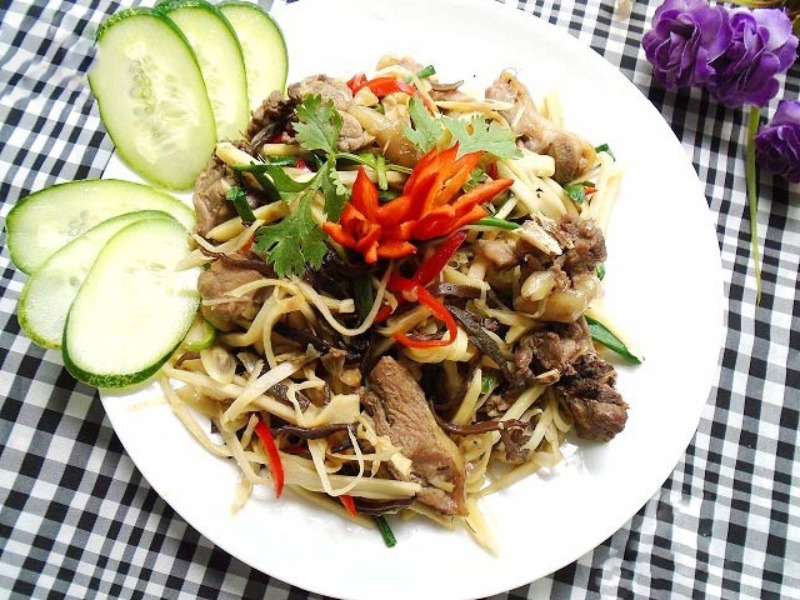 Thành phẩm gà xào măng tươi nấm mèo