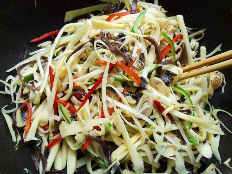 Tiến hành xào măng với rau củ