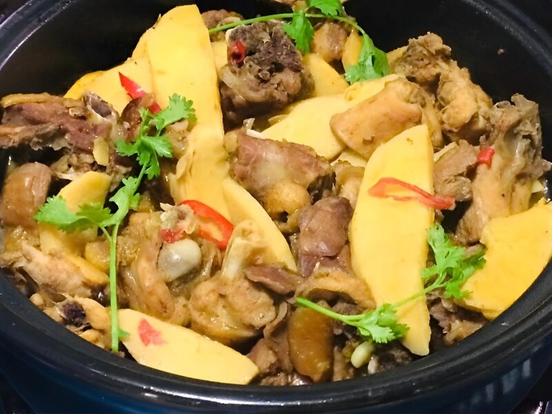 Thành phẩm món thịt gà xào măng tươi