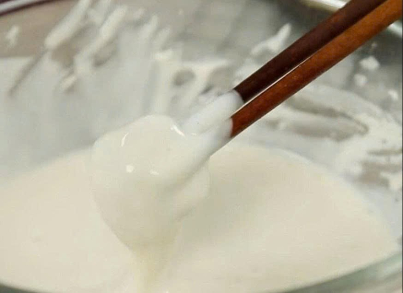 Nhún thịt heo qua bột chiên giòn