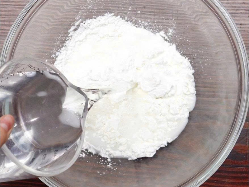 Trộn hỗn hợp bột với nước lọc