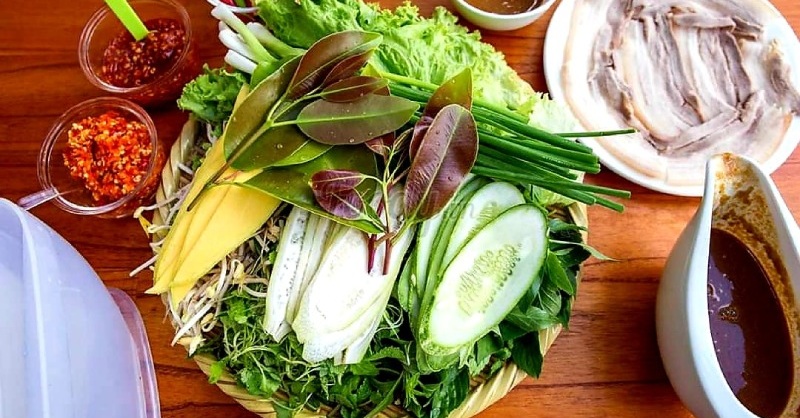 Thịt heo ăn kèm các loại rau và mắm nêm