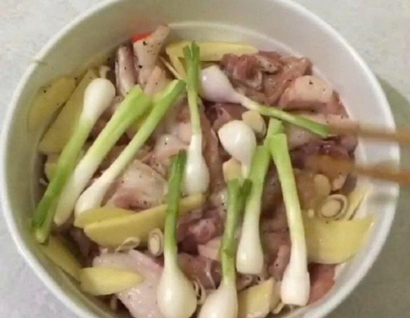 ướp thịt heo với gia vị