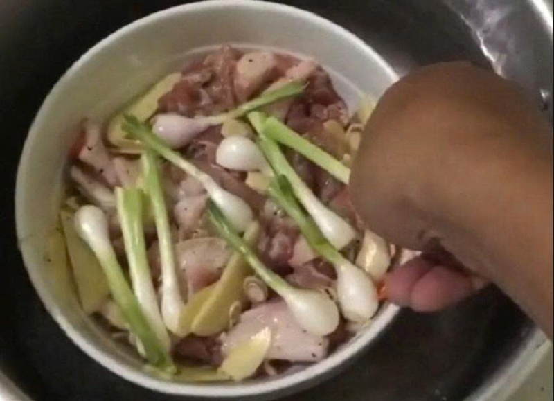 Hấp thịt heo với gừng, hành