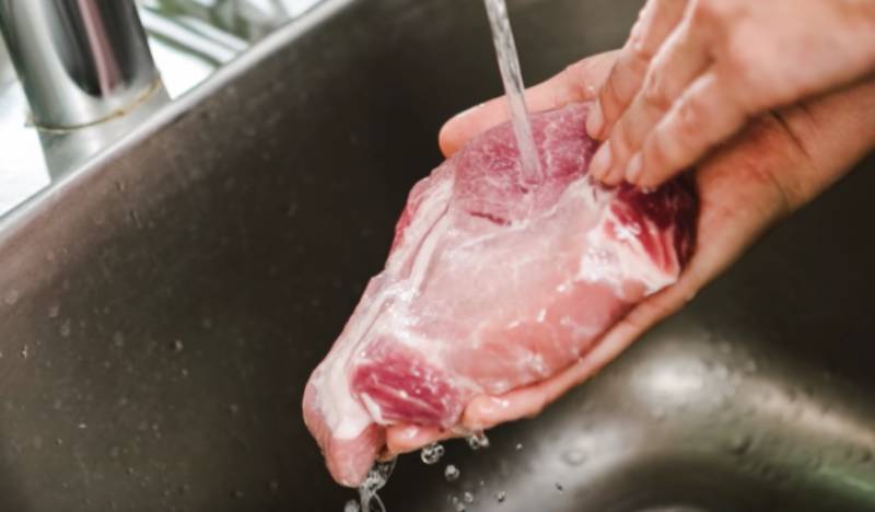 Rửa sạch thịt heo qua nước lạnh