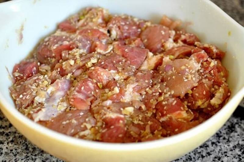 Ướp thịt ba chỉ với hỗn hợp gia vị