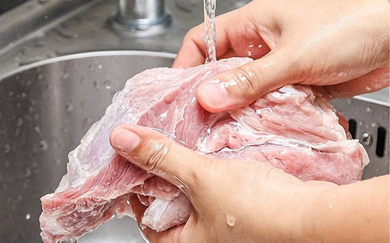 Thịt heo dùng muối chà sạch và rửa với nước