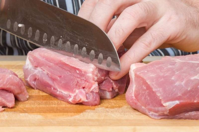 Dùng dao cắt khúc và thái thịt thành lát vừa ăn