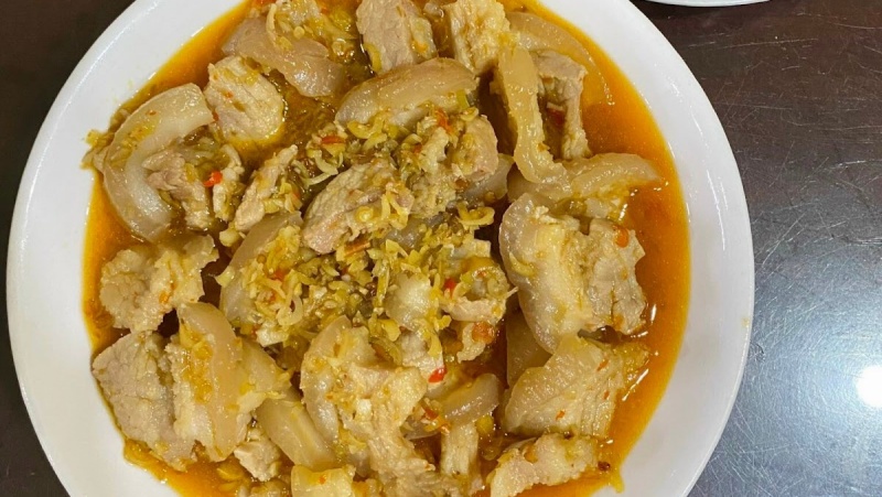 Món thịt heo kho sả cầy màu vàng ươm