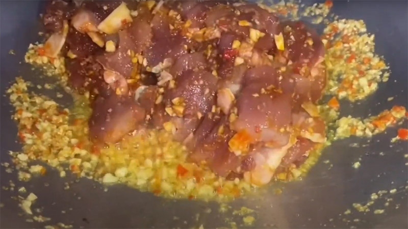Xào thịt heo lại cho săn