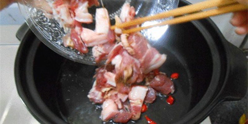 Thịt heo xào cùng với ớt