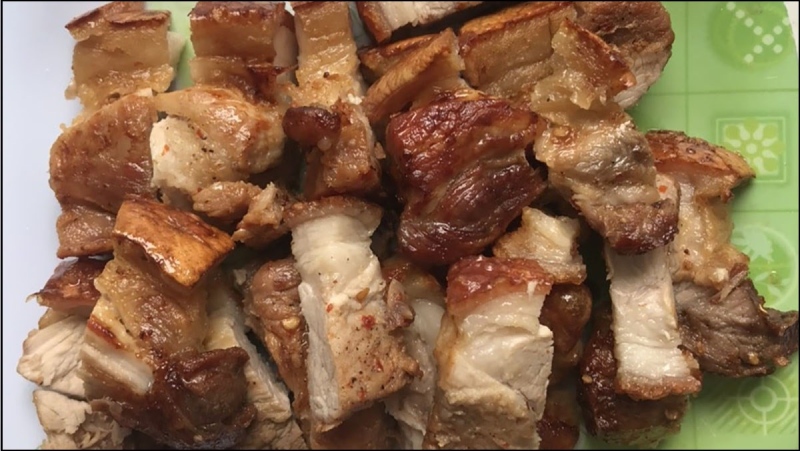 Thịt heo muối da giòn thơm, cắt miếng vừa ăn
