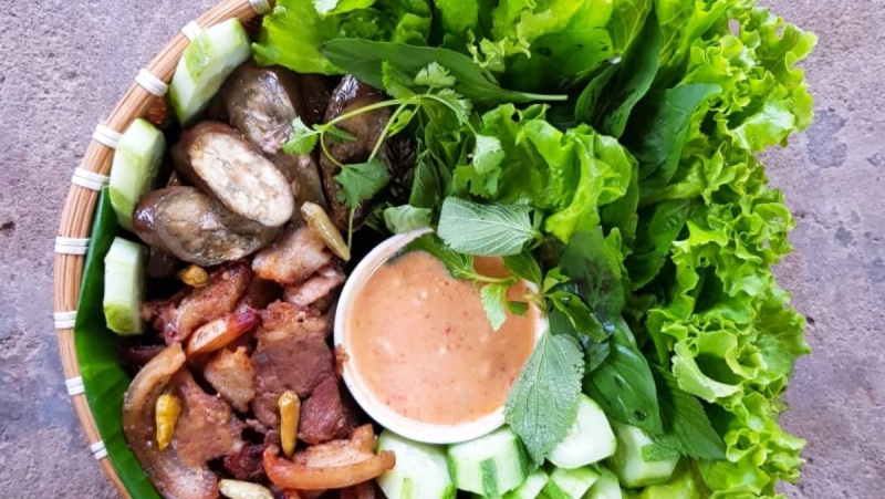 Thành phẩm mâm thịt heo nướng chao ăn kèm rau sống