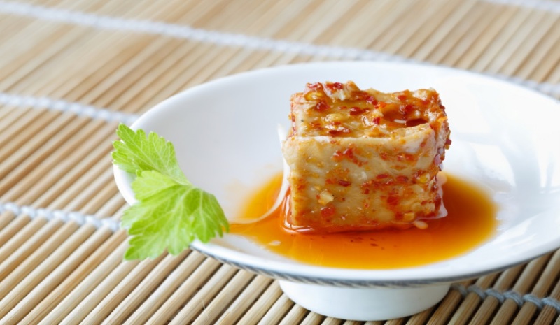Chao đỏ cay hấp dẫn trên đĩa sứ trắng