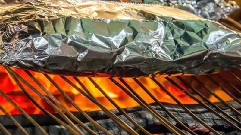 Đem thịt đã gói giấy bạc nướng trên lửa than