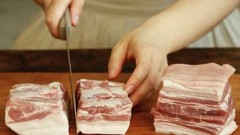 Thái thịt ba chỉ thành từng miếng vừa ăn