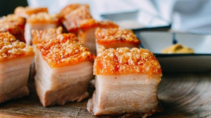 Thịt heo nướng xong đem cắt thành miếng vừa ăn