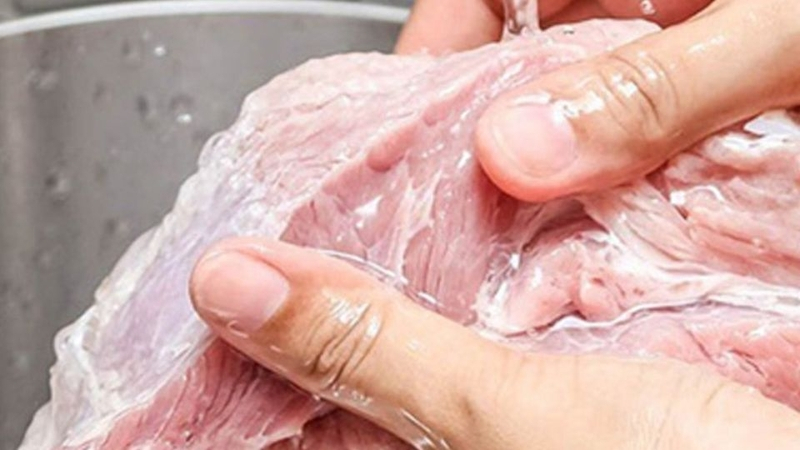 Sơ chế thịt heo với muối và chanh