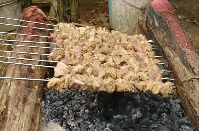 Xiên thịt và nướng thịt heo qua lửa than