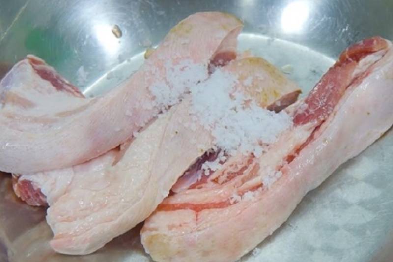 Khử mùi thịt heo bằng muối và chanh