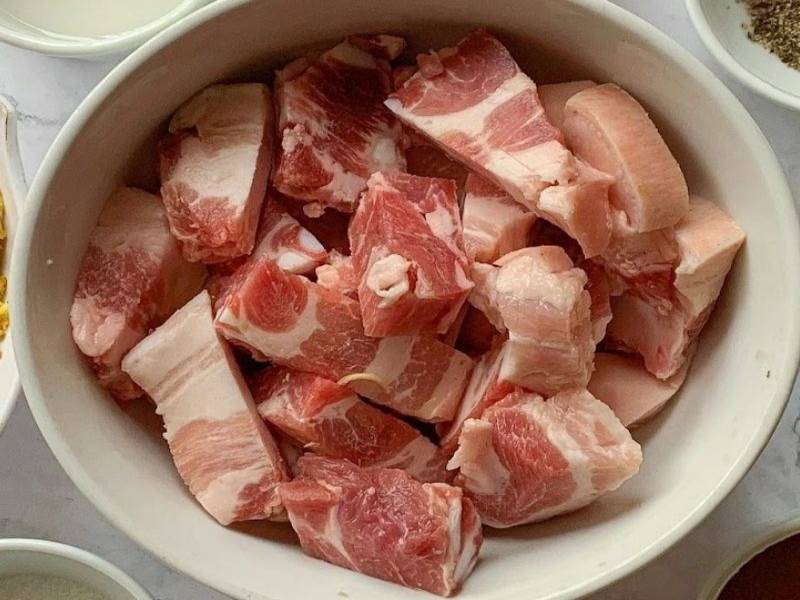 Ngâm thịt ba chỉ trong nước muối