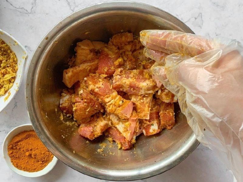 ướp thịt heo với hỗn hợp gia vị