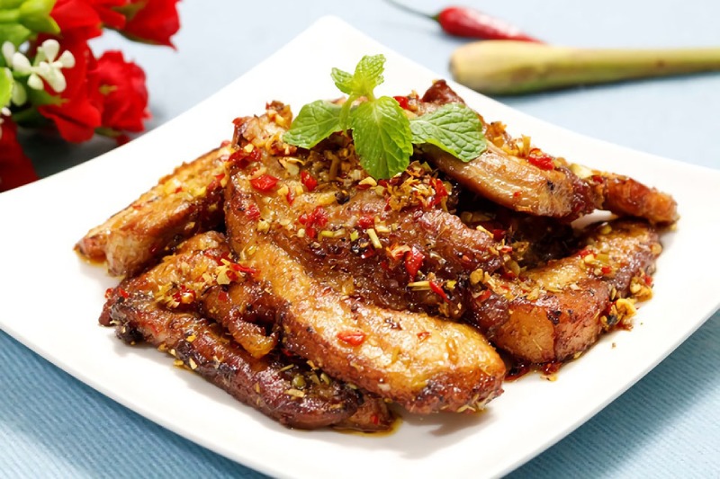 Thịt heo nướng sả tẩm ớt thơm cay hấp dẫn đậm vị Việt