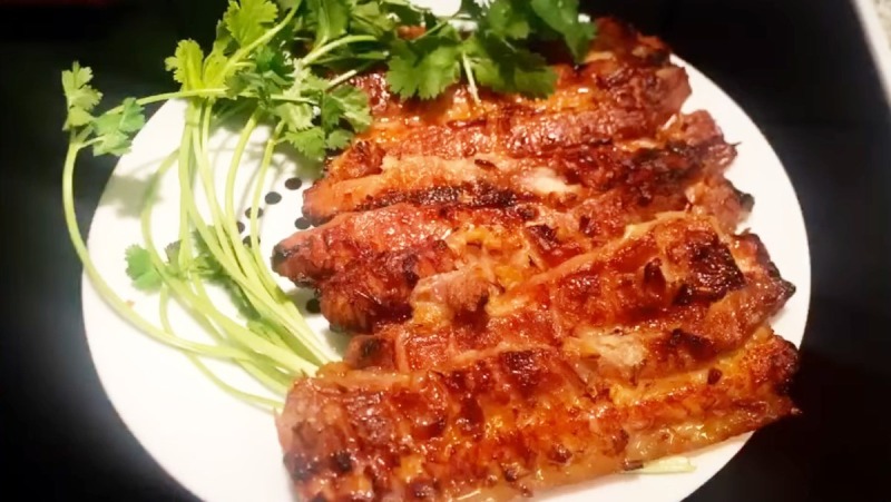 Thịt heo nướng sả vàng giòn thơm lừng sau khi hoàn thành