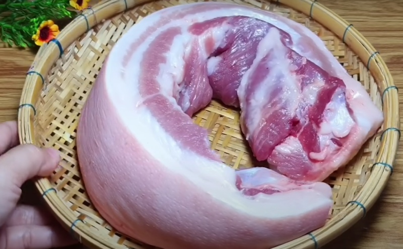 Thịt ba chỉ được đem đi sơ chế