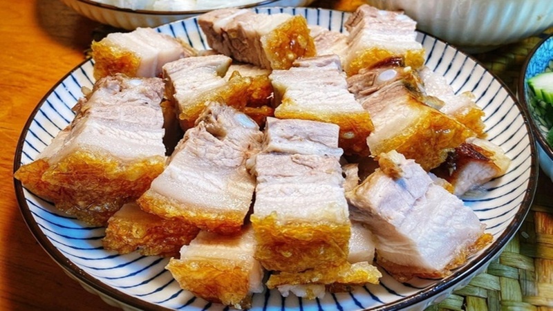 Miếng thịt ba chỉ được cắt miếng vừa ăn