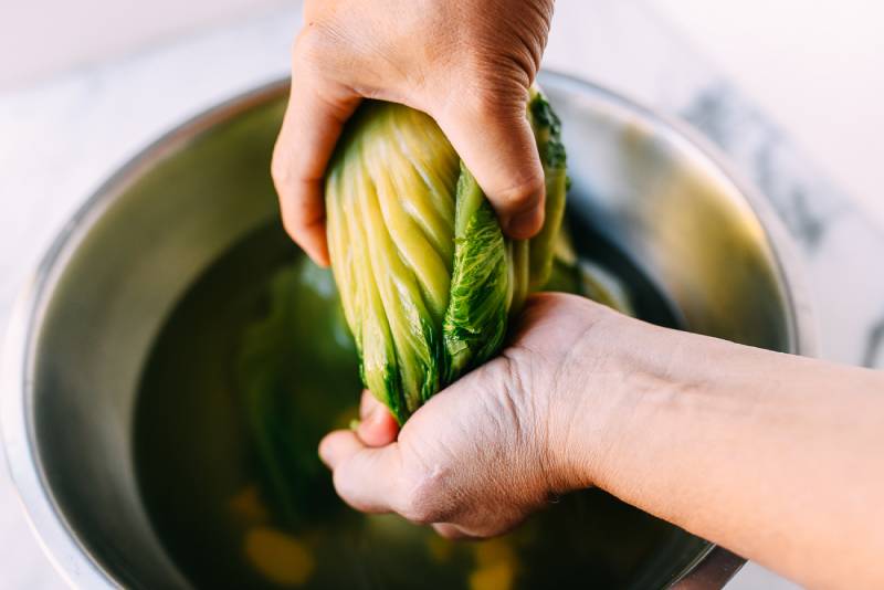 Công đoạn sơ chế cải chua