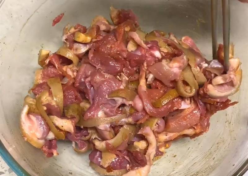Tiến hành xào thịt heo rừng