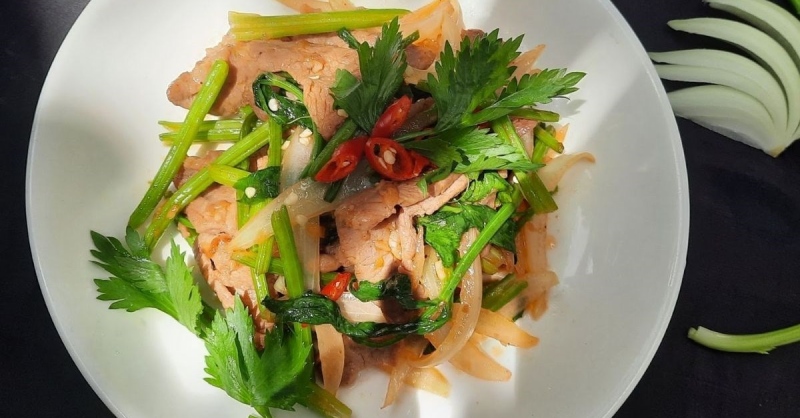 Món thịt heo xào cần tỏi và bông hẹ