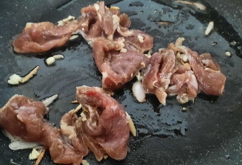 Thịt heo xào với tỏi
