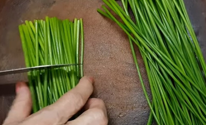 Hẹ được sơ chế và cắt khúc