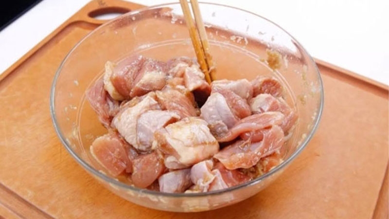Thịt heo ướp cho ngấm gia vị