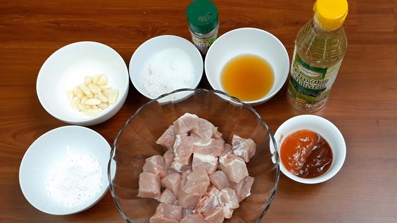 Các nguyên liệu làm món thịt heo xào chua ngọt
