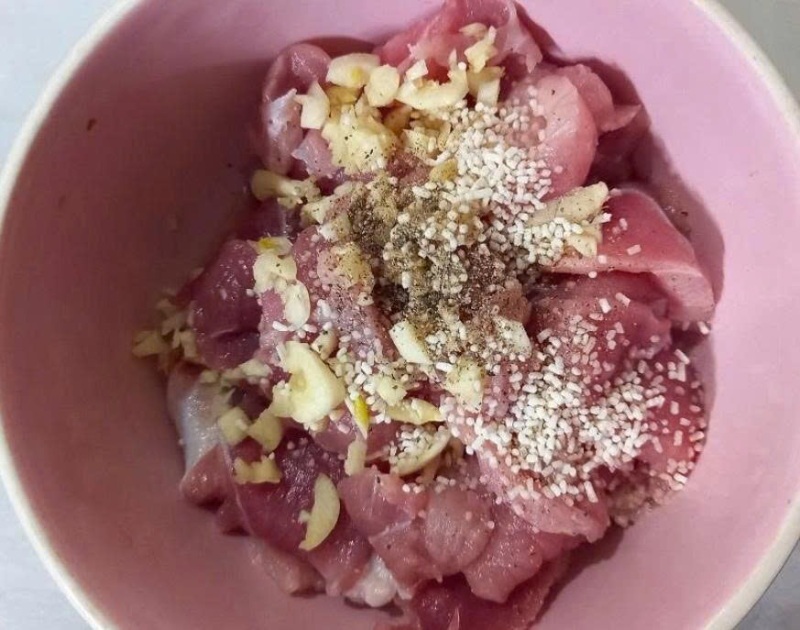 ướp thịt với gia vị