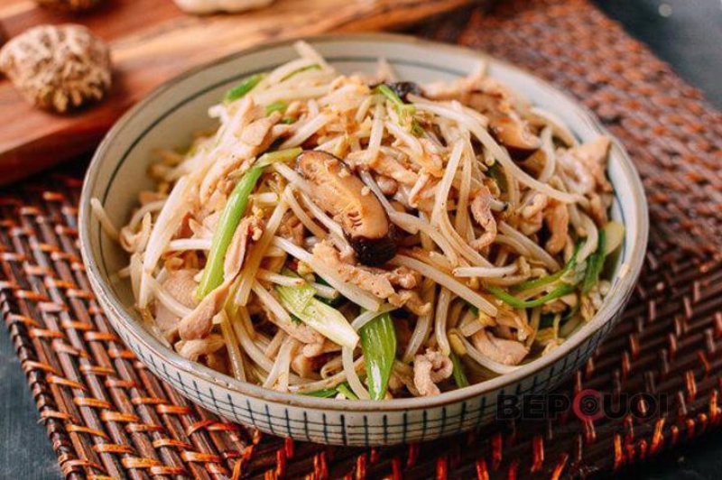 Đĩa giá đỗ xào thịt phù hợp bữa cơm gia đình